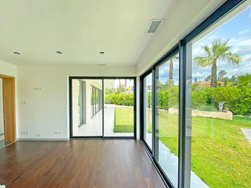 NEW HOUSE, SWIMMING POOL, GRIMAUD