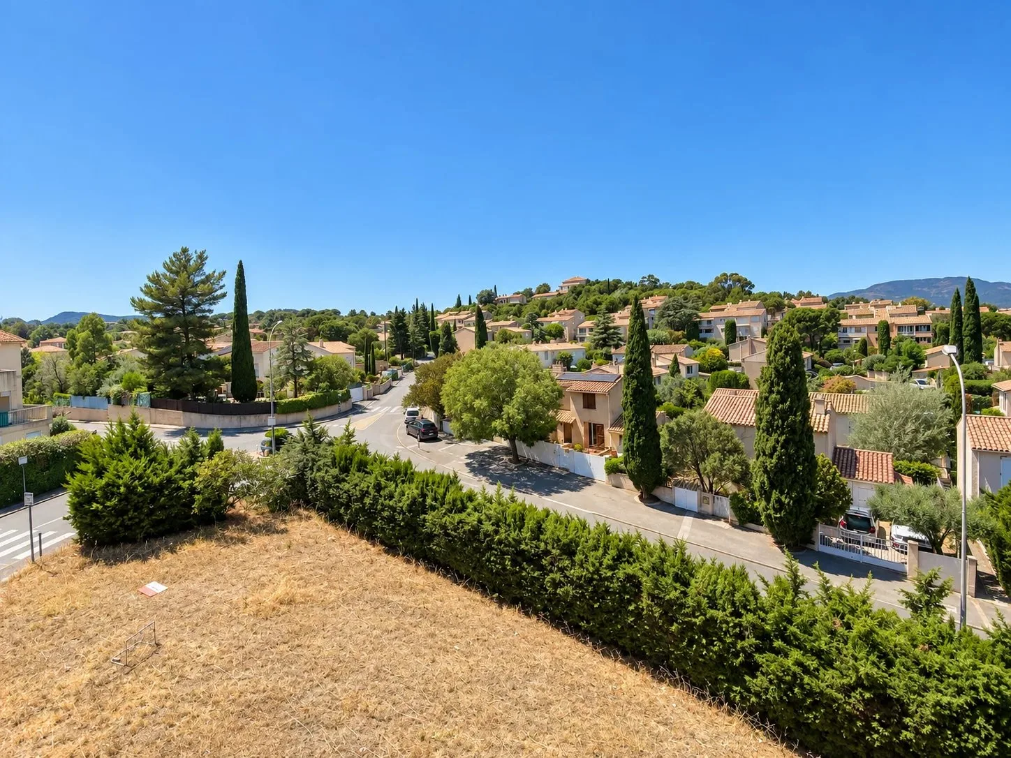 Appartement rénové de 80 m² avec 3 chambres et parking privatif  Cogolin centre à pied
