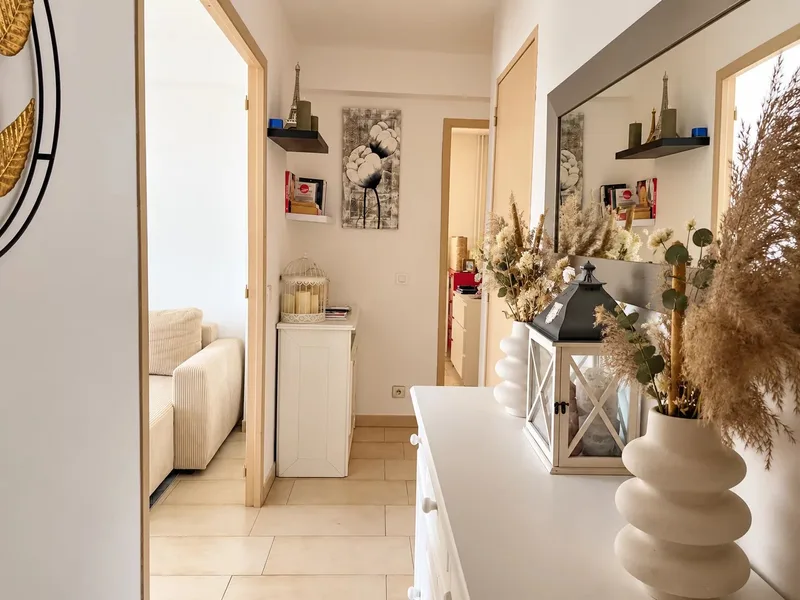 Appartement rénové de 80 m² avec 3 chambres et parking privatif  Cogolin centre à pied