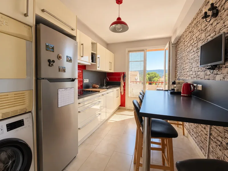 Appartement rénové de 80 m² avec 3 chambres et parking privatif  Cogolin centre à pied