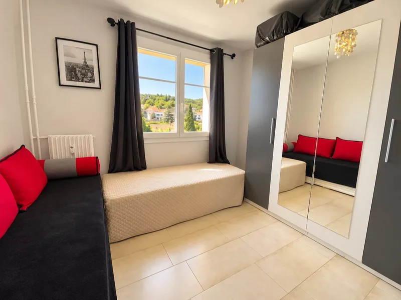 Appartement rénové de 80 m² avec 3 chambres et parking privatif  Cogolin centre à pied