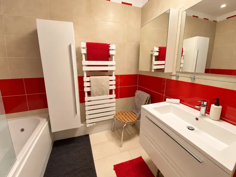 Appartement rénové de 80 m² avec 3 chambres et parking privatif  Cogolin centre à pied