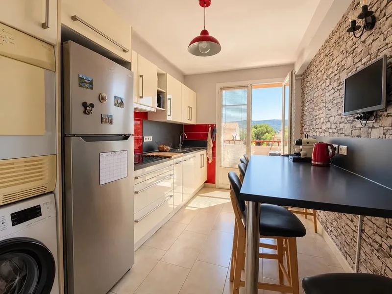 Appartement rénové de 80 m² avec 3 chambres et parking privatif  Cogolin centre à pied
