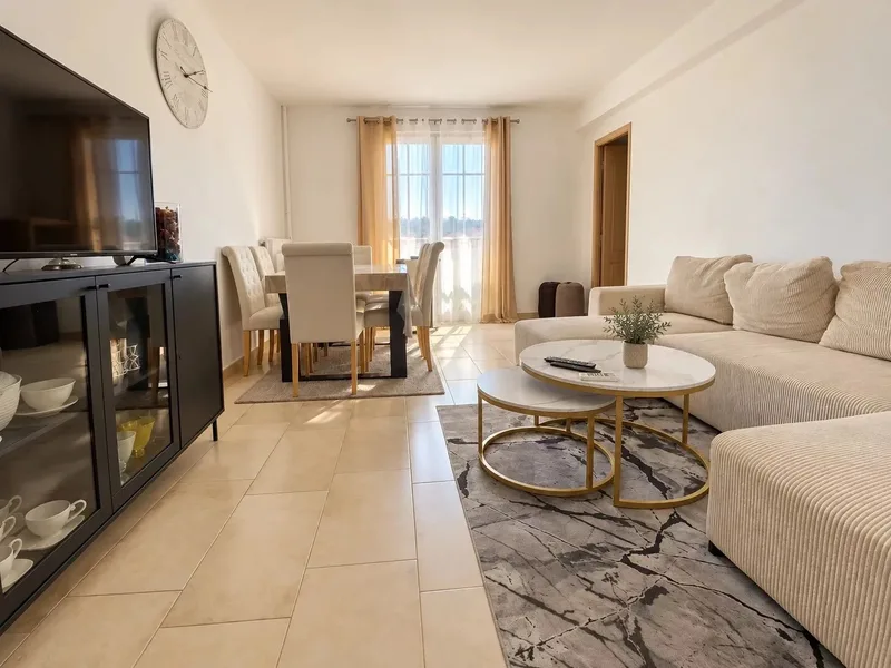 Appartement rénové de 80 m² avec 3 chambres et parking privatif  Cogolin centre à pied
