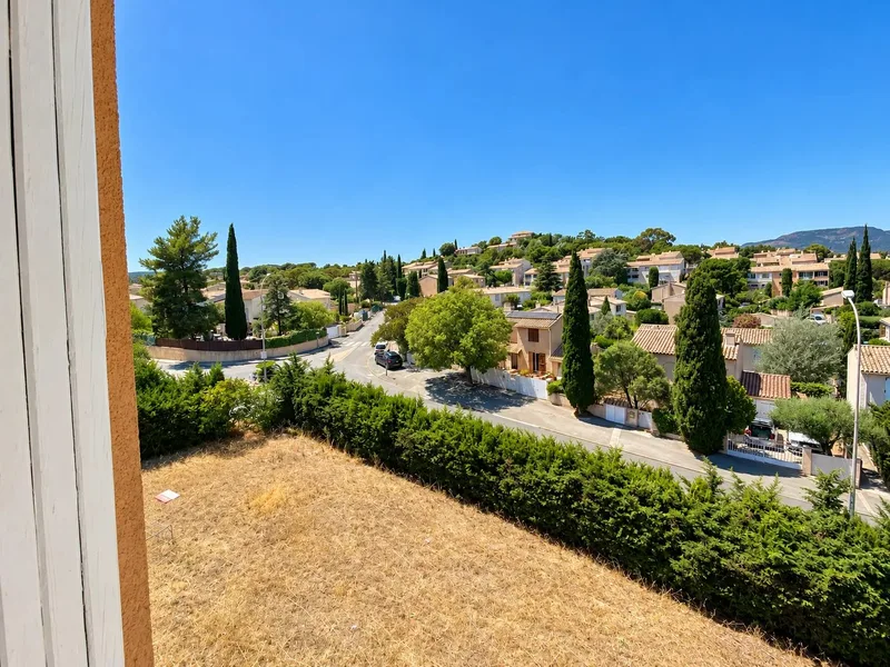 Appartement rénové de 80 m² avec 3 chambres et parking privatif  Cogolin centre à pied