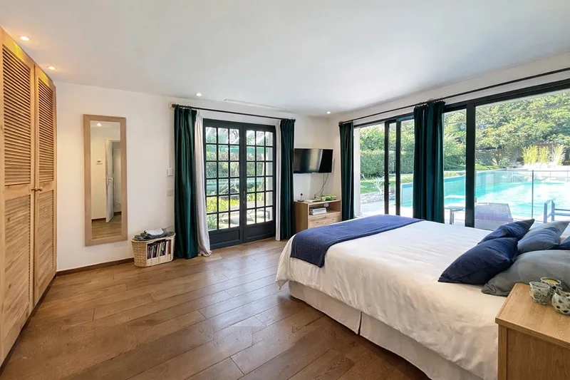 ÉLÉGANTE VILLA RÉNOVÉE AVEC PISCINE ET POOL HOUSE, À PROXIMITÉ DU GOLF DE BEAUVALLON