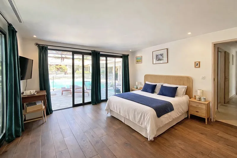 ÉLÉGANTE VILLA RÉNOVÉE AVEC PISCINE ET POOL HOUSE, À PROXIMITÉ DU GOLF DE BEAUVALLON