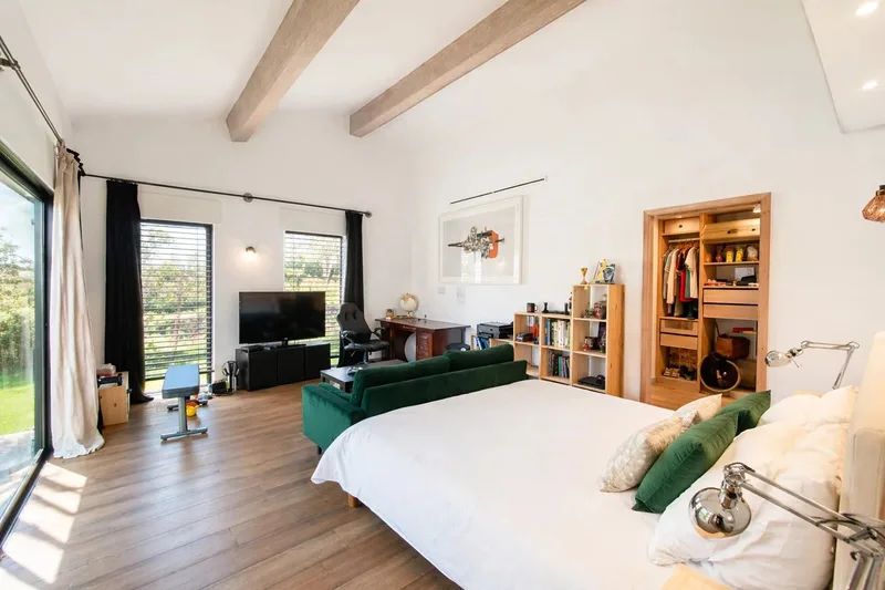 ÉLÉGANTE VILLA RÉNOVÉE AVEC PISCINE ET POOL HOUSE, À PROXIMITÉ DU GOLF DE BEAUVALLON