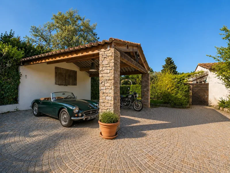 ÉLÉGANTE VILLA RÉNOVÉE AVEC PISCINE ET POOL HOUSE, À PROXIMITÉ DU GOLF DE BEAUVALLON