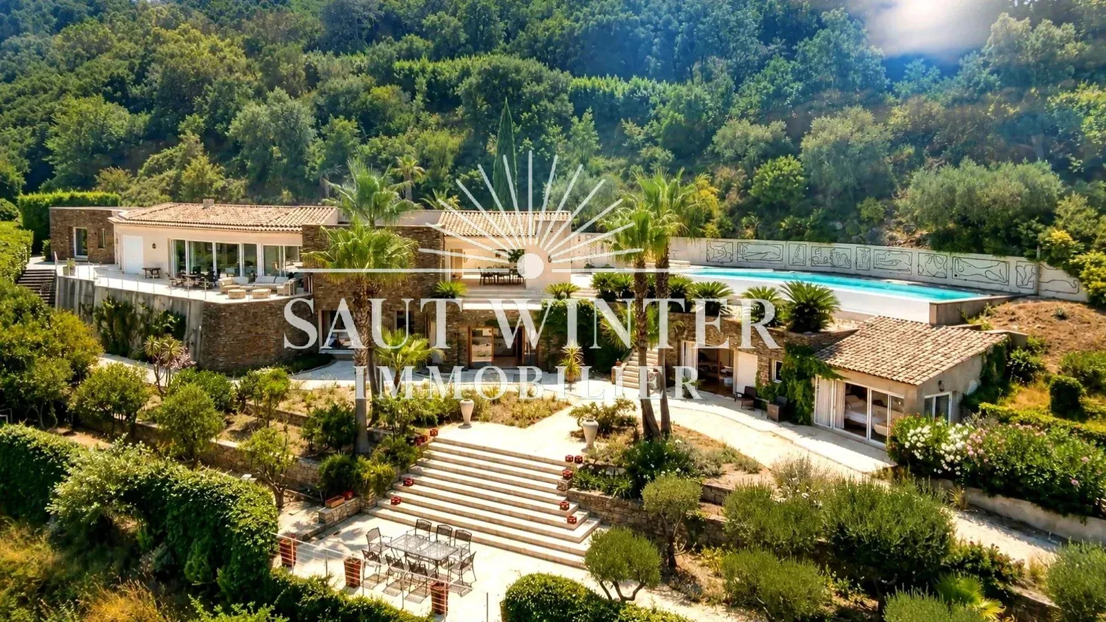 EXCEPTIONAL VILLA OVERLOOKING THE GOLFE DE SAINT-TROPEZ