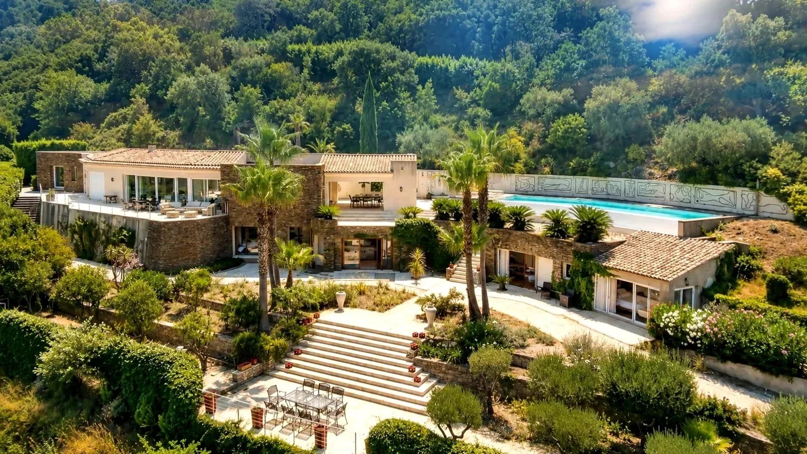 VILLA D'EXCEPTION DOMINANT LE GOLFE DE SAINT-TROPEZ