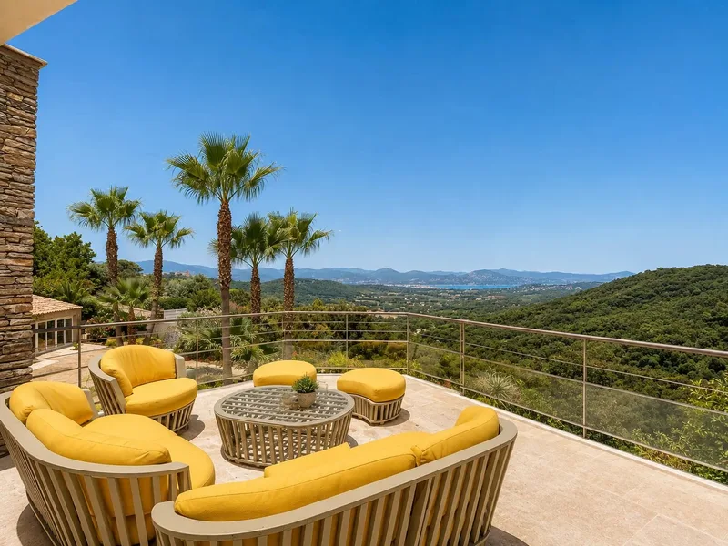 VILLA D'EXCEPTION DOMINANT LE GOLFE DE SAINT-TROPEZ