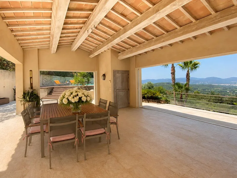 VILLA D'EXCEPTION DOMINANT LE GOLFE DE SAINT-TROPEZ