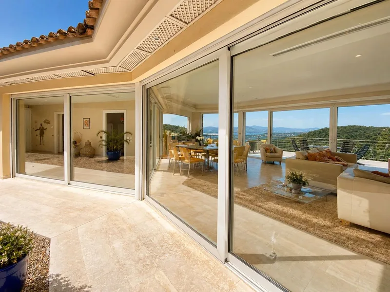 VILLA D'EXCEPTION DOMINANT LE GOLFE DE SAINT-TROPEZ