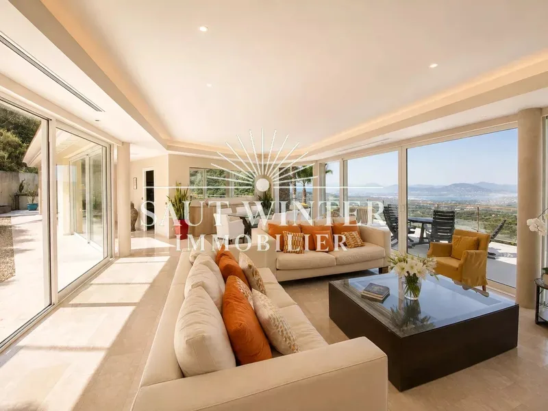 EXCEPTIONAL VILLA OVERLOOKING THE GOLFE DE SAINT-TROPEZ