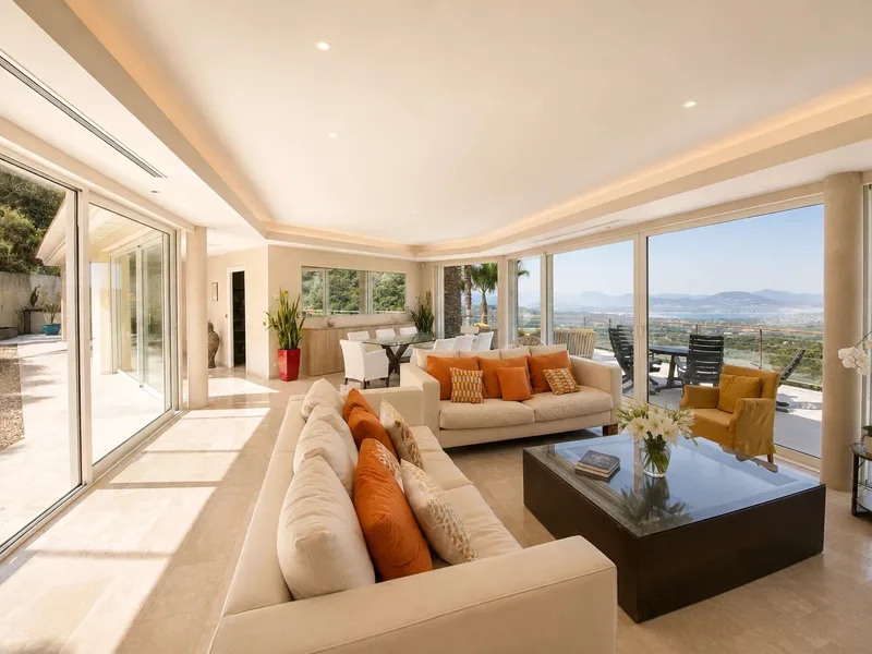 VILLA D'EXCEPTION DOMINANT LE GOLFE DE SAINT-TROPEZ