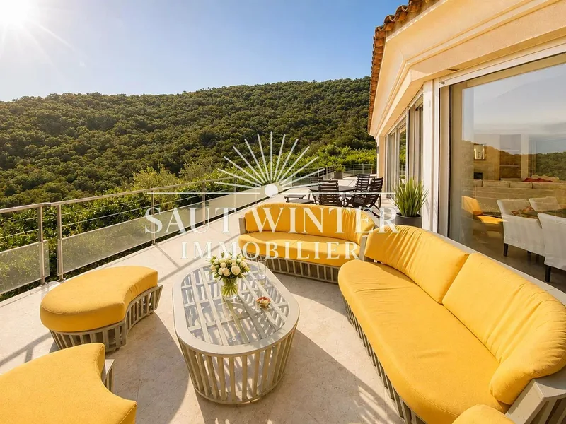 EXCEPTIONAL VILLA OVERLOOKING THE GOLFE DE SAINT-TROPEZ