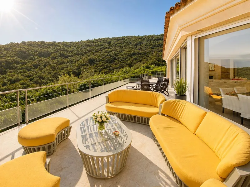 VILLA D'EXCEPTION DOMINANT LE GOLFE DE SAINT-TROPEZ
