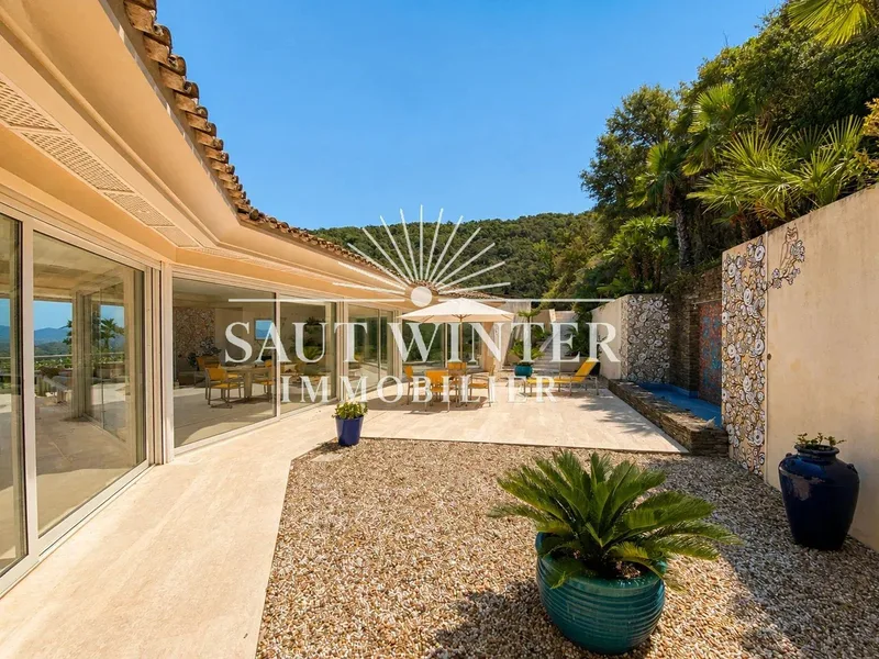 EXCEPTIONAL VILLA OVERLOOKING THE GOLFE DE SAINT-TROPEZ