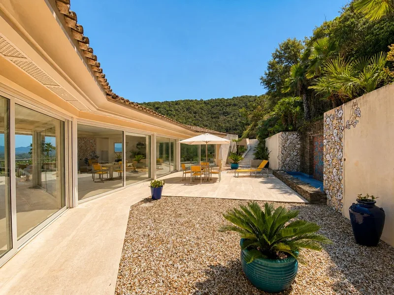 VILLA D'EXCEPTION DOMINANT LE GOLFE DE SAINT-TROPEZ