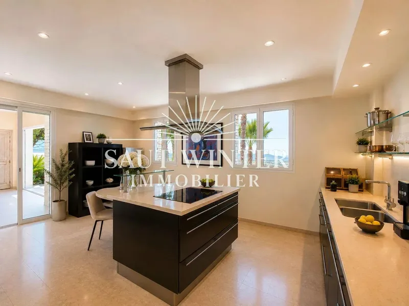 EXCEPTIONAL VILLA OVERLOOKING THE GOLFE DE SAINT-TROPEZ