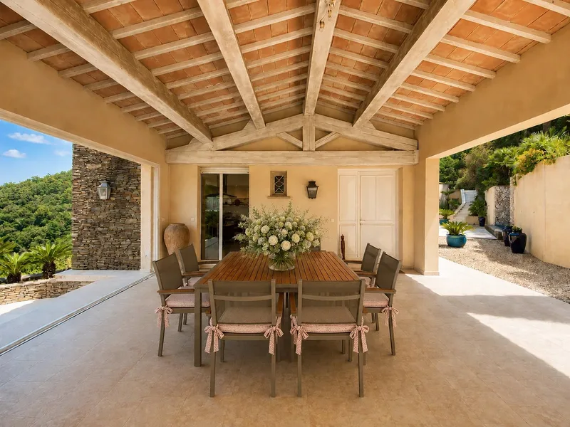VILLA D'EXCEPTION DOMINANT LE GOLFE DE SAINT-TROPEZ