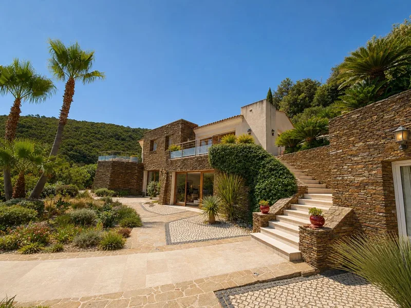 VILLA D'EXCEPTION DOMINANT LE GOLFE DE SAINT-TROPEZ