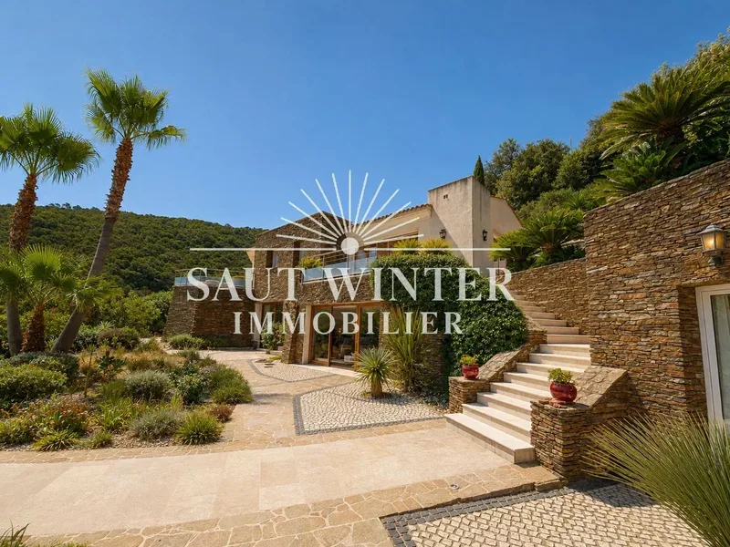 EXCEPTIONAL VILLA OVERLOOKING THE GOLFE DE SAINT-TROPEZ