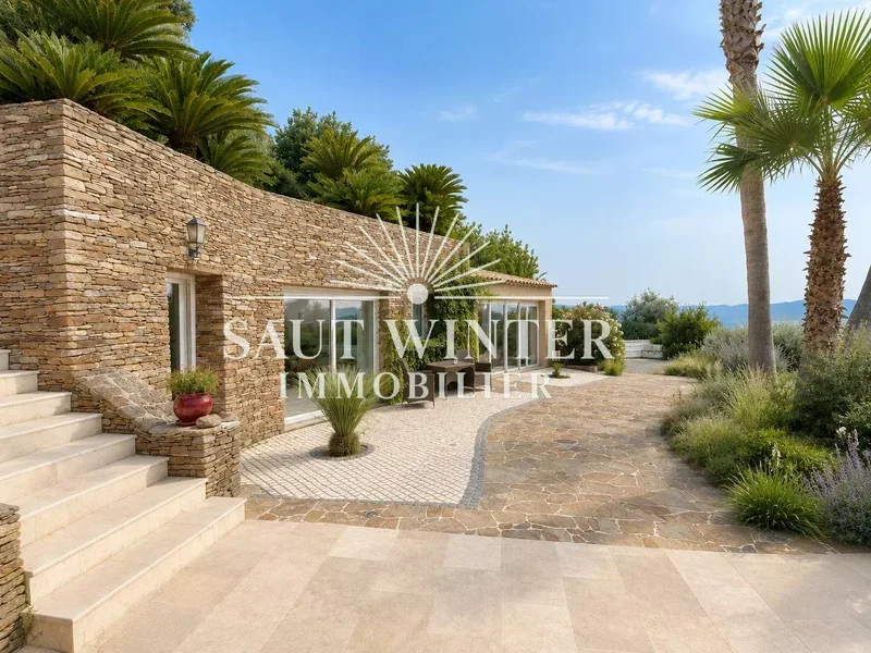EXCEPTIONAL VILLA OVERLOOKING THE GOLFE DE SAINT-TROPEZ