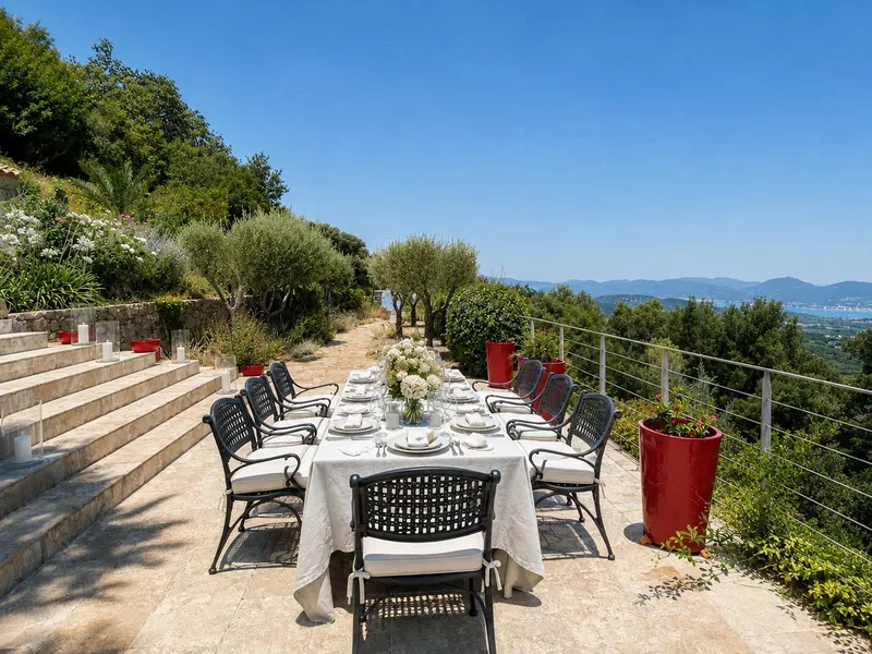 VILLA D'EXCEPTION DOMINANT LE GOLFE DE SAINT-TROPEZ