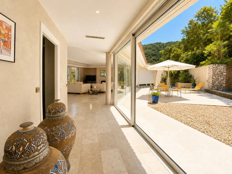 VILLA D'EXCEPTION DOMINANT LE GOLFE DE SAINT-TROPEZ