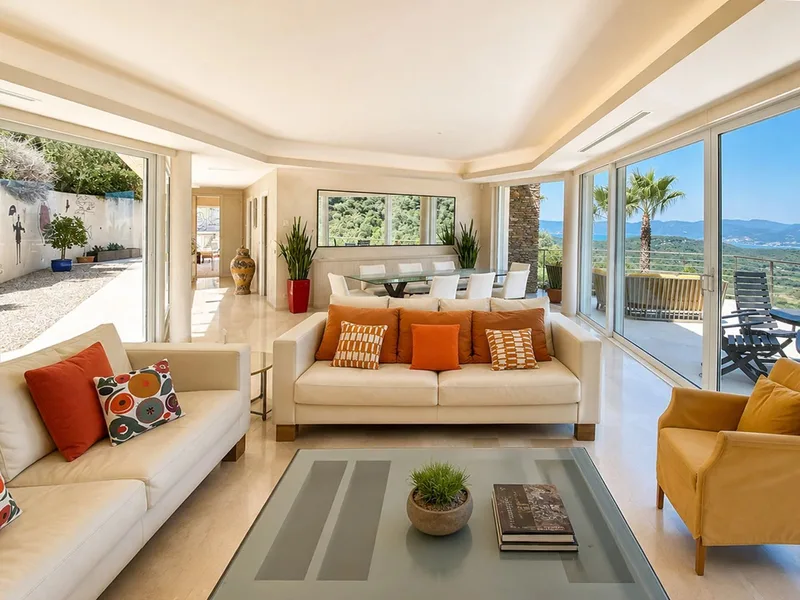 VILLA D'EXCEPTION DOMINANT LE GOLFE DE SAINT-TROPEZ