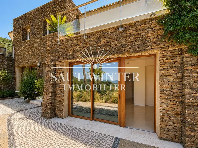 EXCEPTIONAL VILLA OVERLOOKING THE GOLFE DE SAINT-TROPEZ