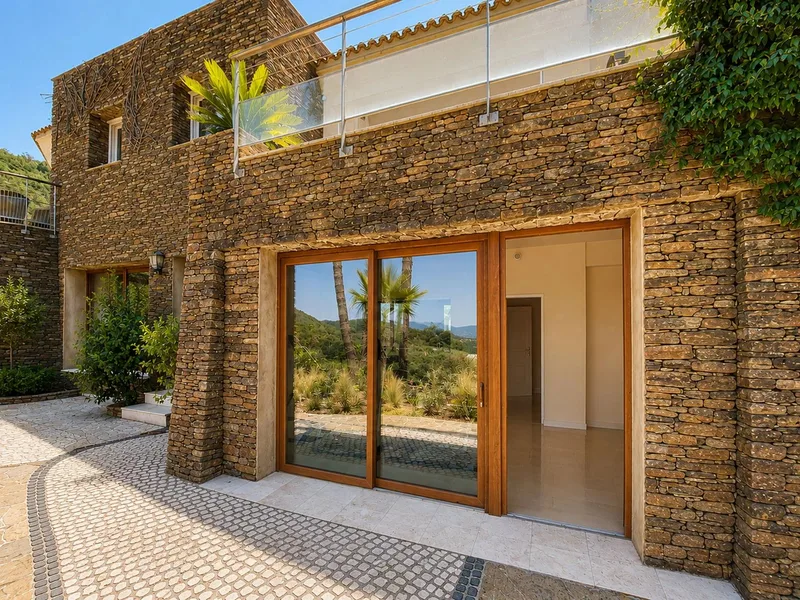 VILLA D'EXCEPTION DOMINANT LE GOLFE DE SAINT-TROPEZ