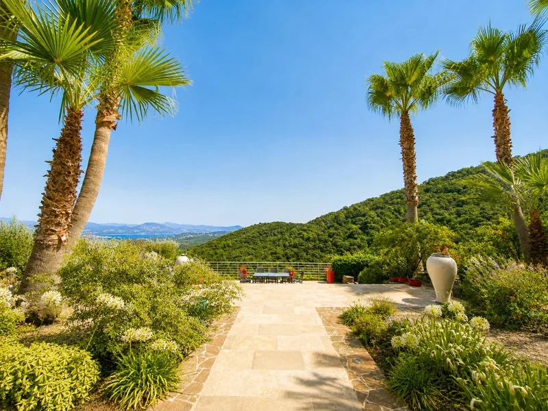 VILLA D'EXCEPTION DOMINANT LE GOLFE DE SAINT-TROPEZ