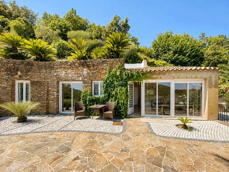 VILLA D'EXCEPTION DOMINANT LE GOLFE DE SAINT-TROPEZ