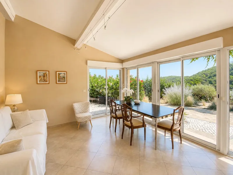 VILLA D'EXCEPTION DOMINANT LE GOLFE DE SAINT-TROPEZ