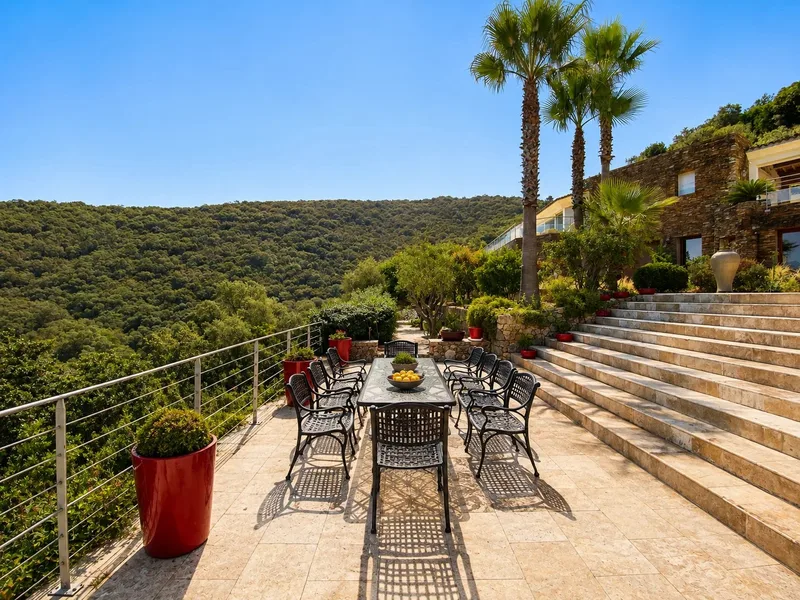 VILLA D'EXCEPTION DOMINANT LE GOLFE DE SAINT-TROPEZ