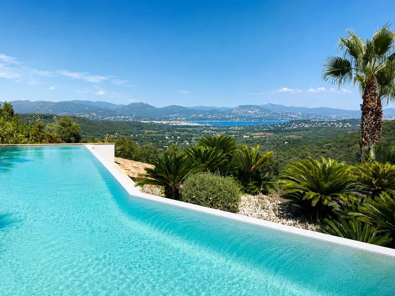 VILLA D'EXCEPTION DOMINANT LE GOLFE DE SAINT-TROPEZ