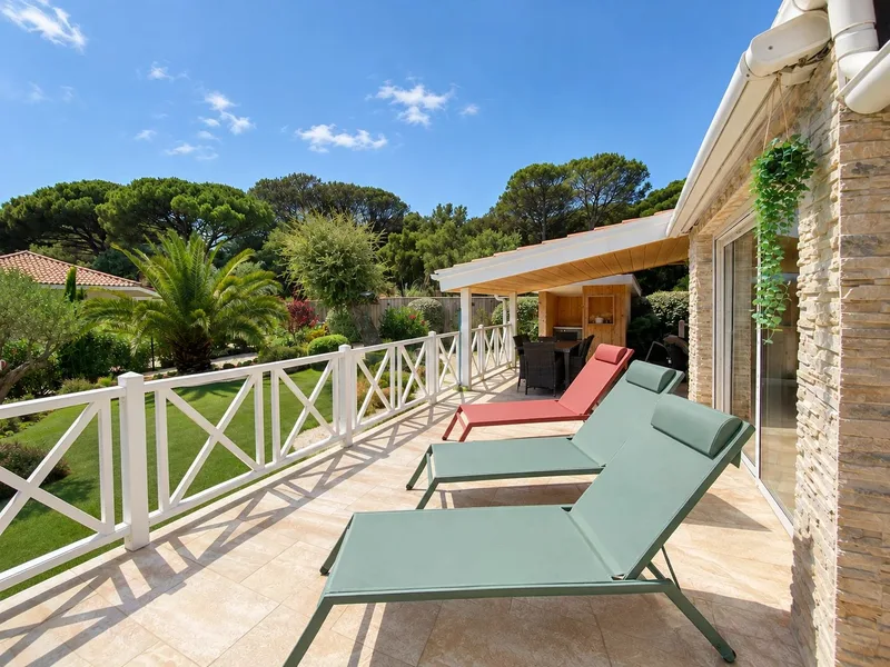 House with swimming pool in a green setting – Gulf of Saint-Tropez