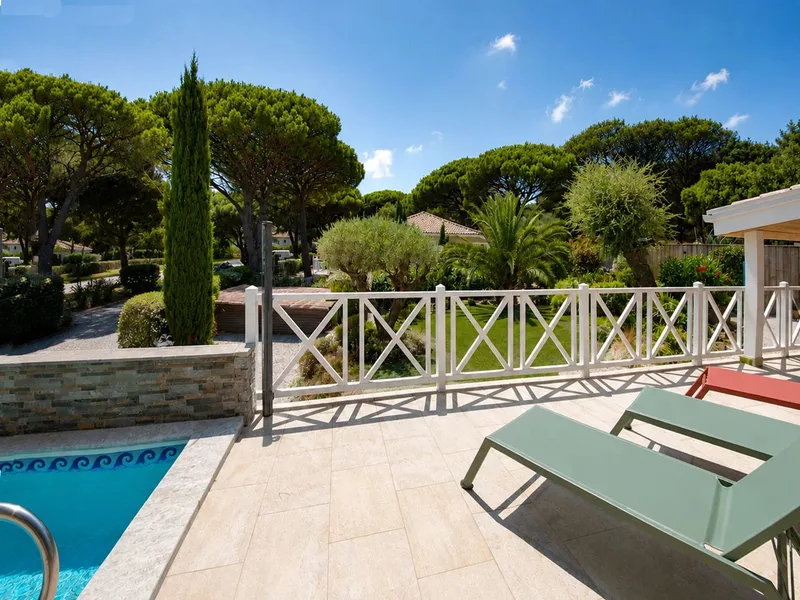 House with swimming pool in a green setting – Gulf of Saint-Tropez