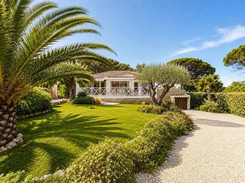 House with swimming pool in a green setting – Gulf of Saint-Tropez