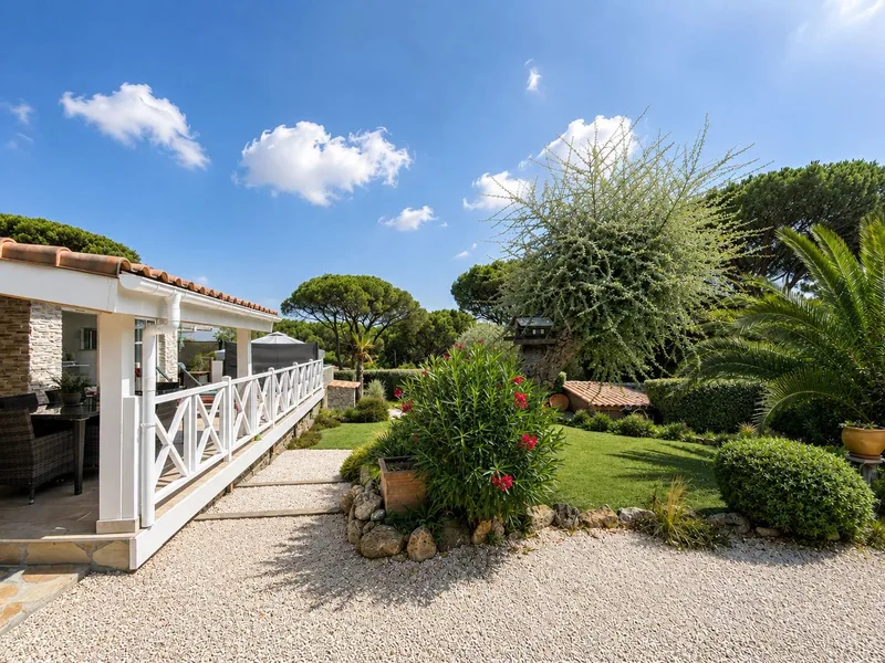 House with swimming pool in a green setting – Gulf of Saint-Tropez