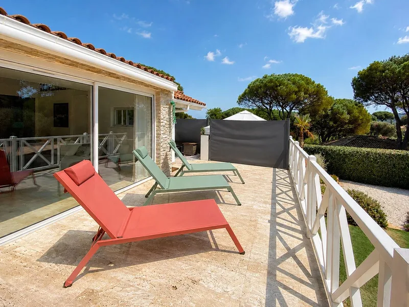 House with swimming pool in a green setting – Gulf of Saint-Tropez