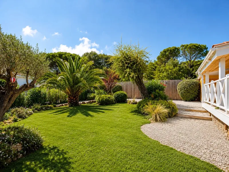 House with swimming pool in a green setting – Gulf of Saint-Tropez