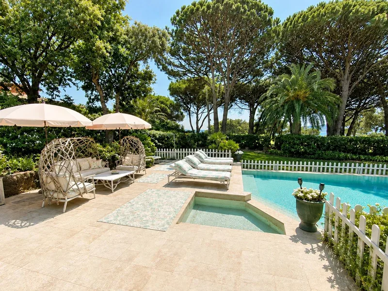 EXCLUSIVITÉ À GRIMAUD – VUE MER – DOMAINE PRIVÉ – GOLF DE BEAUVALLON