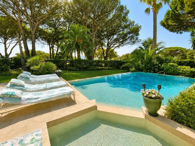 EXCLUSIVITÉ À GRIMAUD – VUE MER – DOMAINE PRIVÉ – GOLF DE BEAUVALLON