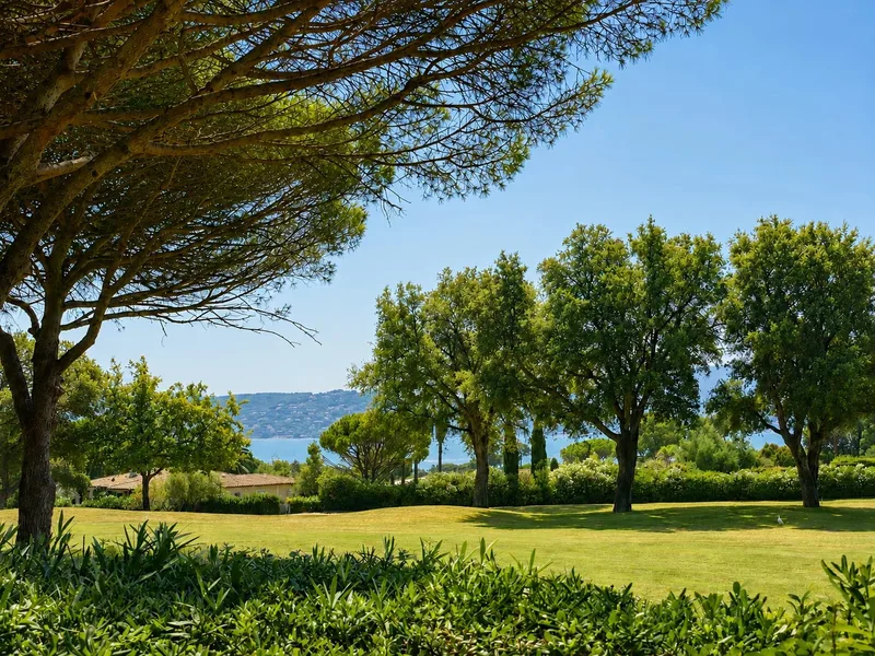 EXCLUSIVITÉ À GRIMAUD – VUE MER – DOMAINE PRIVÉ – GOLF DE BEAUVALLON