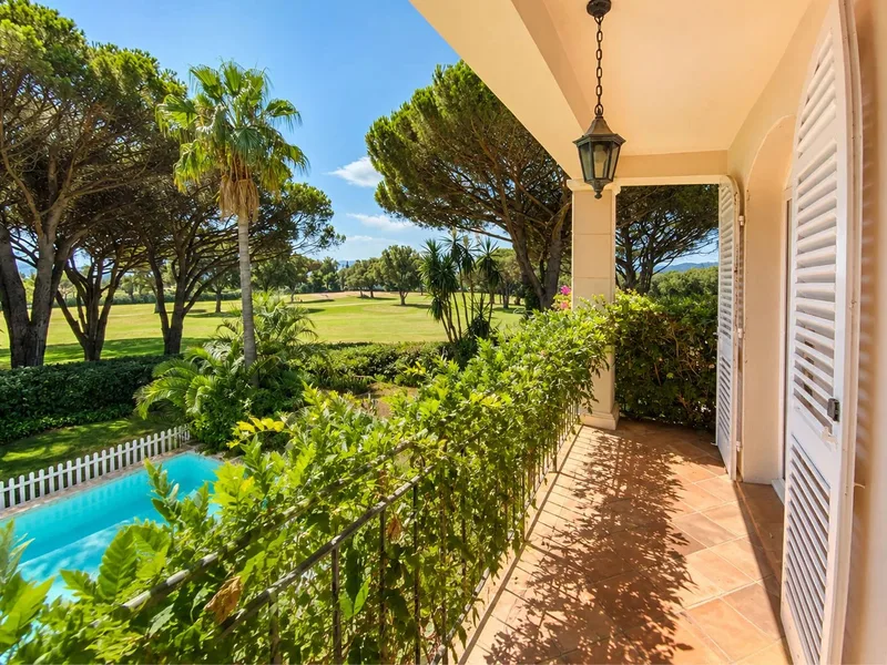 EXCLUSIVITÉ À GRIMAUD – VUE MER – DOMAINE PRIVÉ – GOLF DE BEAUVALLON