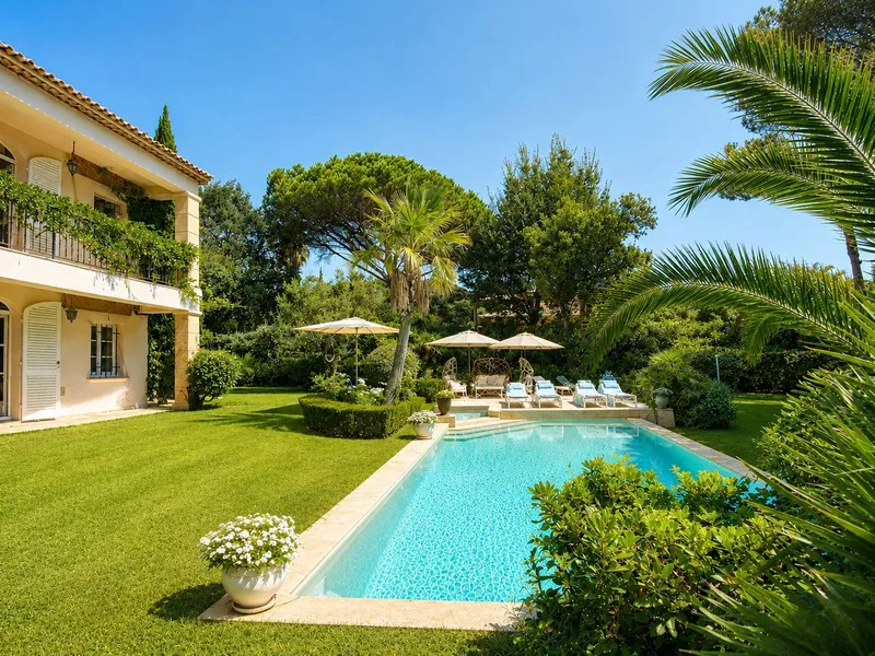 EXCLUSIVITÉ À GRIMAUD – VUE MER – DOMAINE PRIVÉ – GOLF DE BEAUVALLON